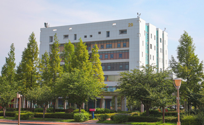 Photo of the College of Life Sciences and Bioengineering Building